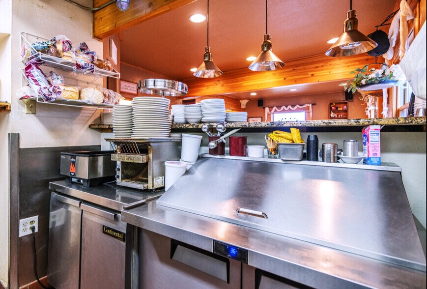 More Photos Of 614 NW Cedar Ave, Redmond Restaurant For Sale