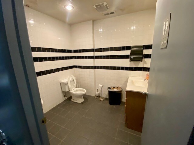 More Photos Of 703 W 13th St, Muncie Warehouse For Sale