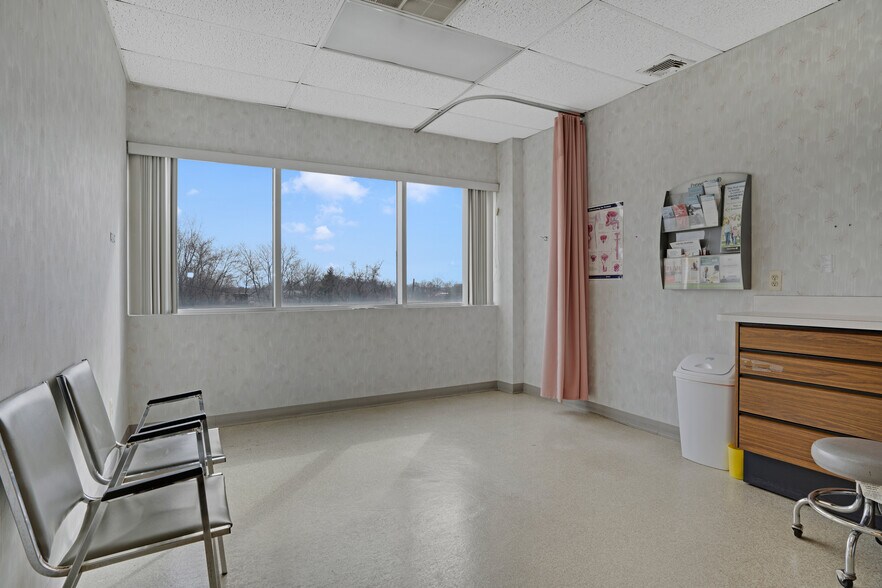 More Photos Of 1656 Oak Tree Rd, Edison Medical For Lease