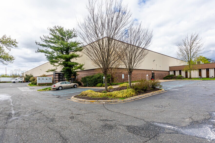 More Photos Of 4 Corporate Pl, Piscataway Warehouse For Lease