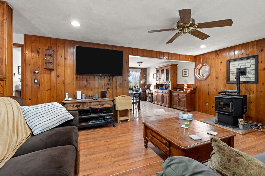More Photos Of 25 Beacon St, Amesbury Showroom For Sale