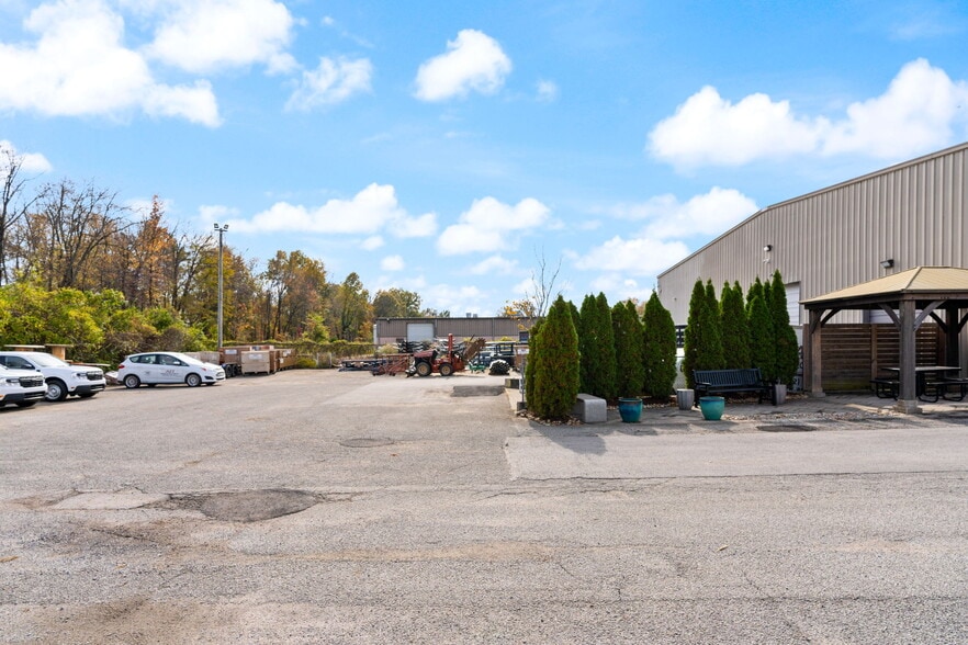 More Photos Of 3312 Gilmore Industrial Blvd, Louisville Warehouse For Lease