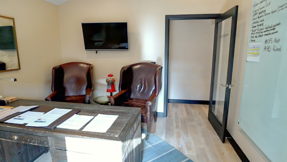 More Photos Of 710 E 64th St, Indianapolis Office For Lease