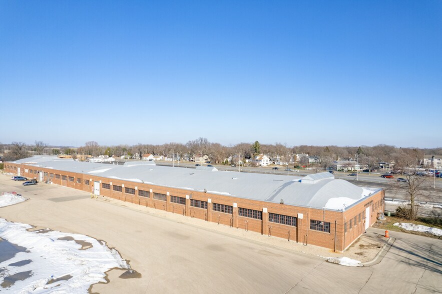 More Photos Of 702 Oscar ave, Madison Showroom For Sale