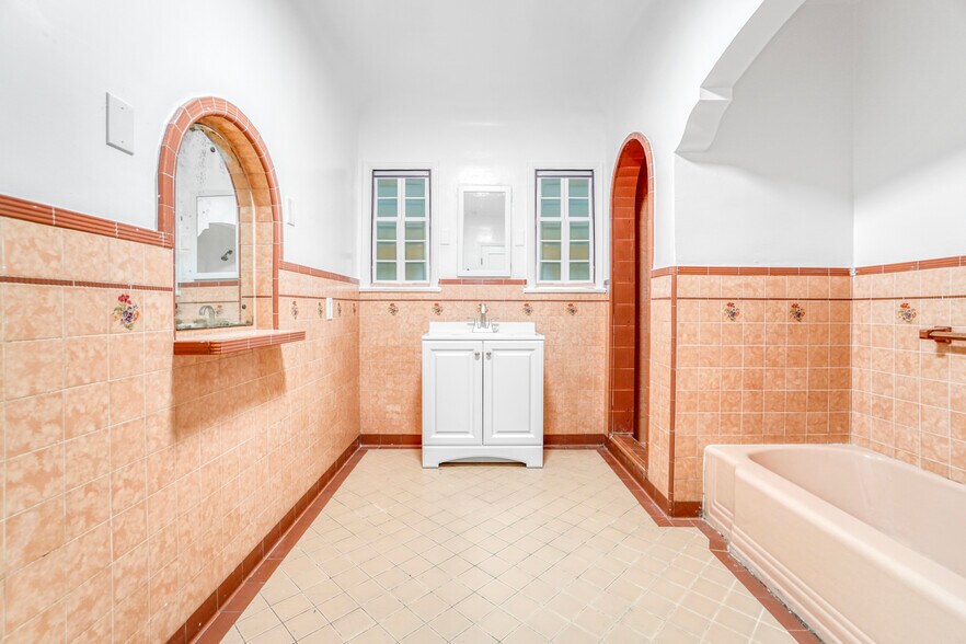 More Photos Of 162 W 65th St, Los Angeles Multifamily For Sale