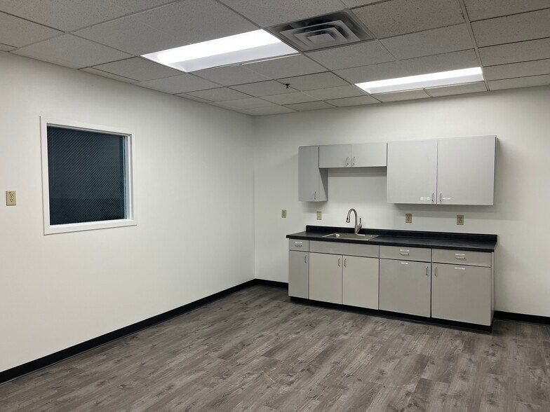 More Photos Of 1010 Aldrin Dr, Eagan Warehouse For Lease