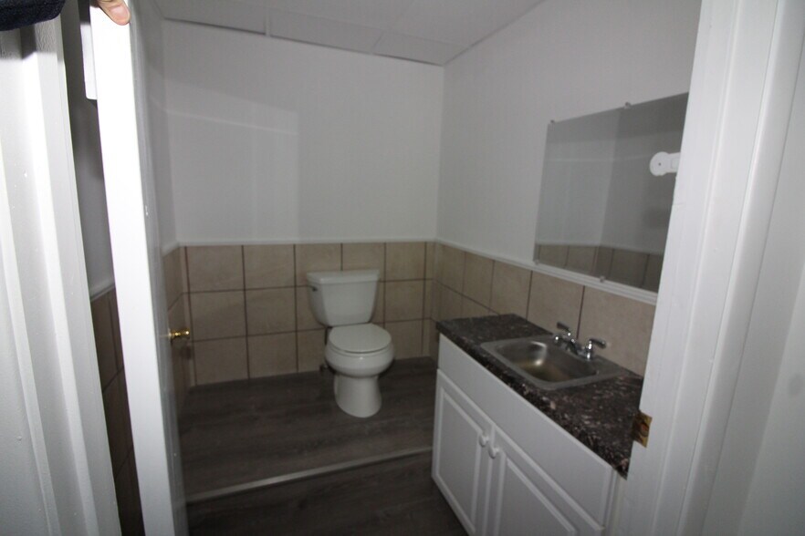 More Photos Of 2002 Rt-31, Clinton Township Unknown For Lease