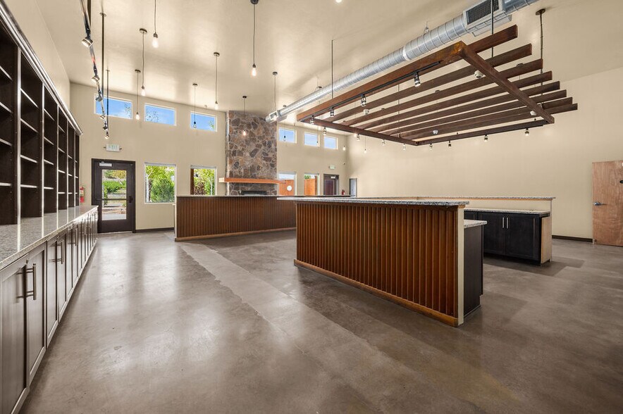 More Photos Of 1043 N River Rd, Palisade Freestanding For Sale