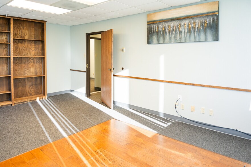 More Photos Of 407 N Cedar Ridge Dr, Duncanville Office Residential For Lease