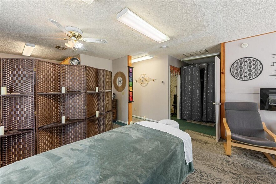 More Photos Of 40585 Big Bear Blvd, Big Bear Lake Office For Sale