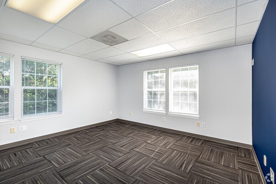 More Photos Of 231-235 SW Noel St, Lee's Summit Office For Sale