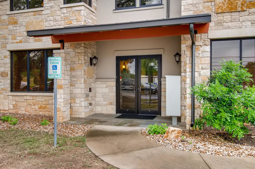 More Photos Of 2806 Flintrock Trace, Lakeway Loft Creative Space For Sale