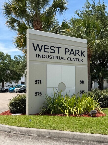 More Photos Of 575 NW Mercantile Pl, Port Saint Lucie Warehouse For Lease