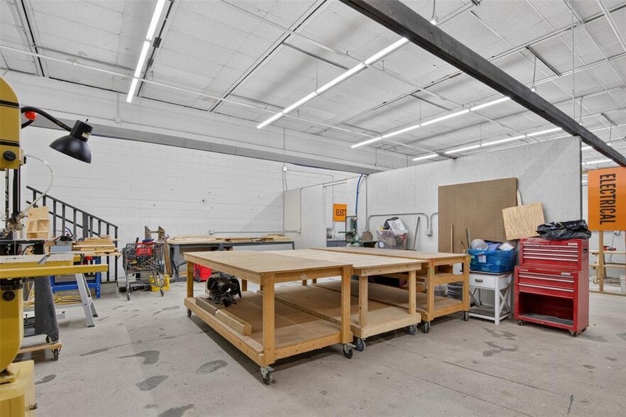 More Photos Of 2401 Hickman Rd, Des Moines Warehouse For Sale