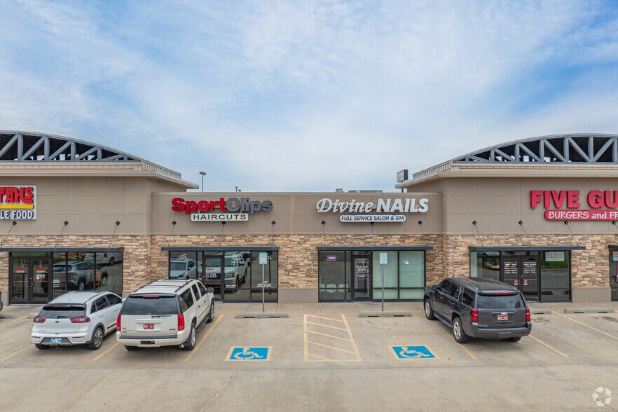 More Photos Of 631 SW 19th St, Moore Freestanding For Lease