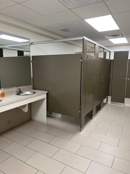 More Photos Of 1014 S Broadway St, Carrollton Unknown For Lease