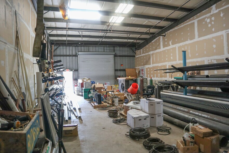 More Photos Of 572-2 Appleyard Dr, Tallahassee Warehouse For Lease