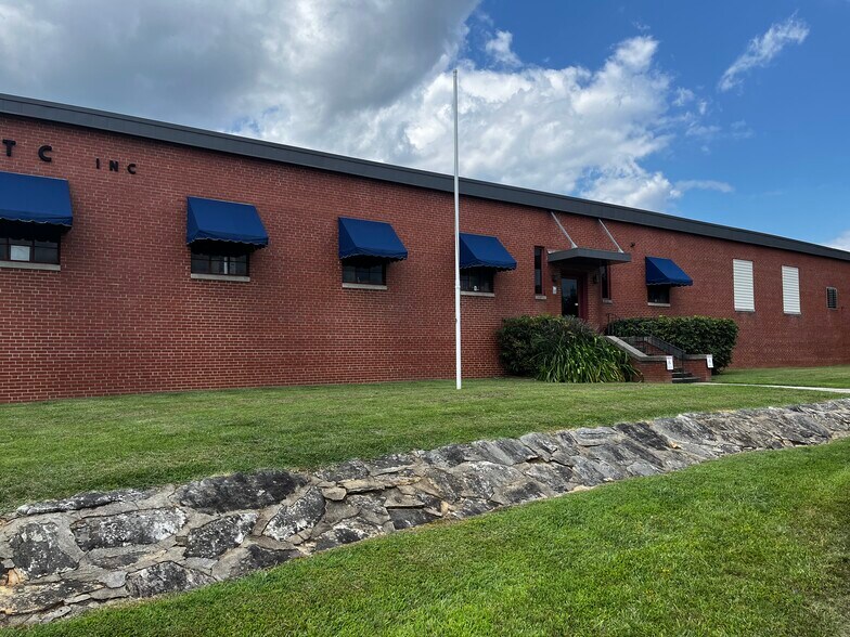 More Photos Of 1495 N Main St, Hendersonville Industrial For Lease