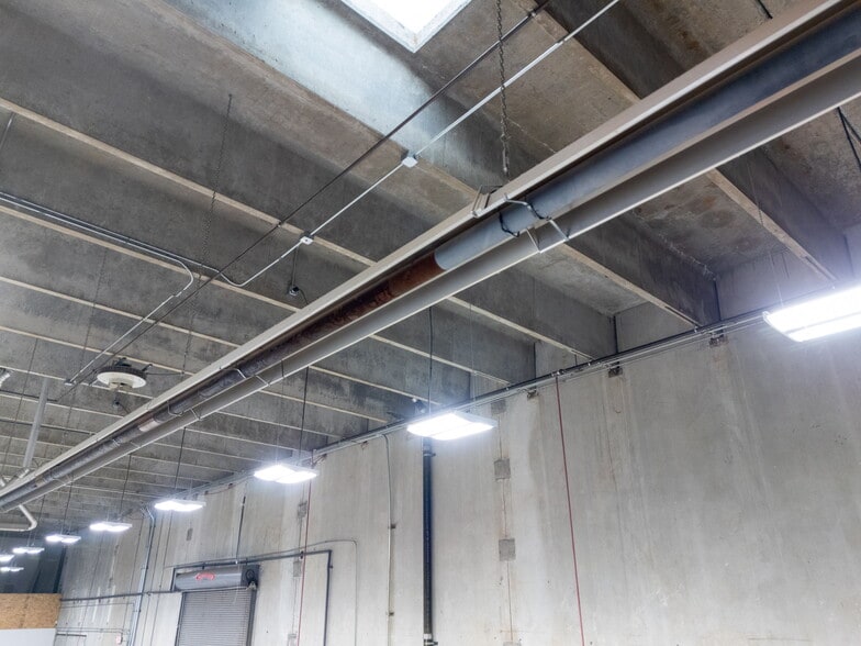 More Photos Of 1555-1557 SE Crystal Lake Dr, Corvallis Warehouse For Lease