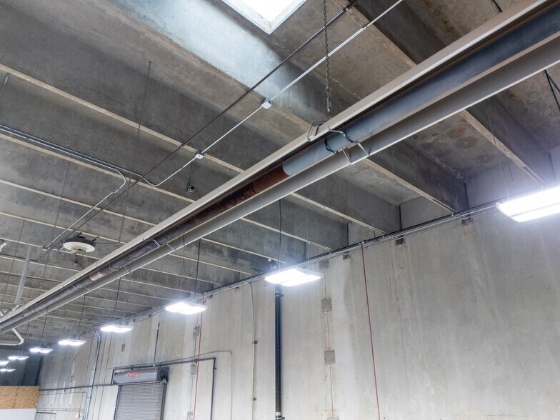 More Photos Of 1555-1557 SE Crystal Lake Dr, Corvallis Warehouse For Lease