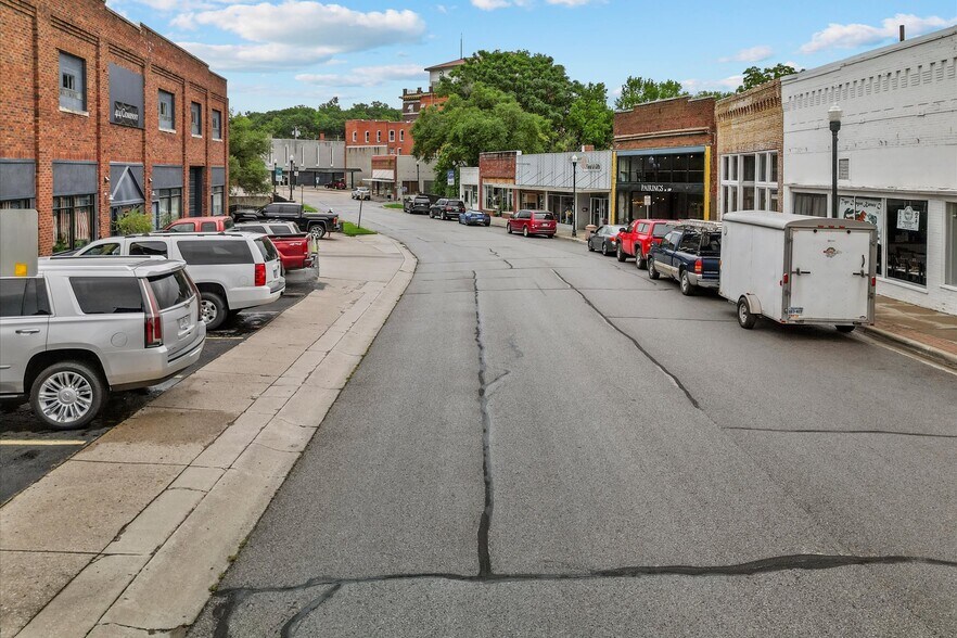 More Photos Of 415 S Thompson Ave, Excelsior Springs Bar For Sale