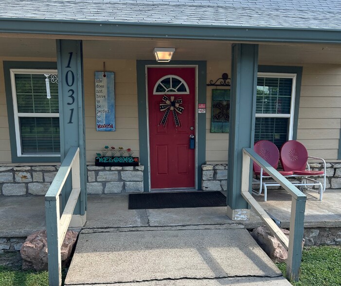 More Photos Of 1031 W Pearl St, Granbury Office Residential For Lease