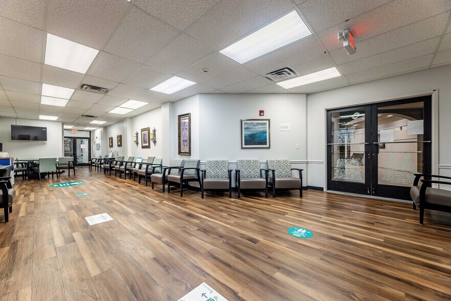 More Photos Of 2301 S Hampton Rd, Dallas Office For Lease