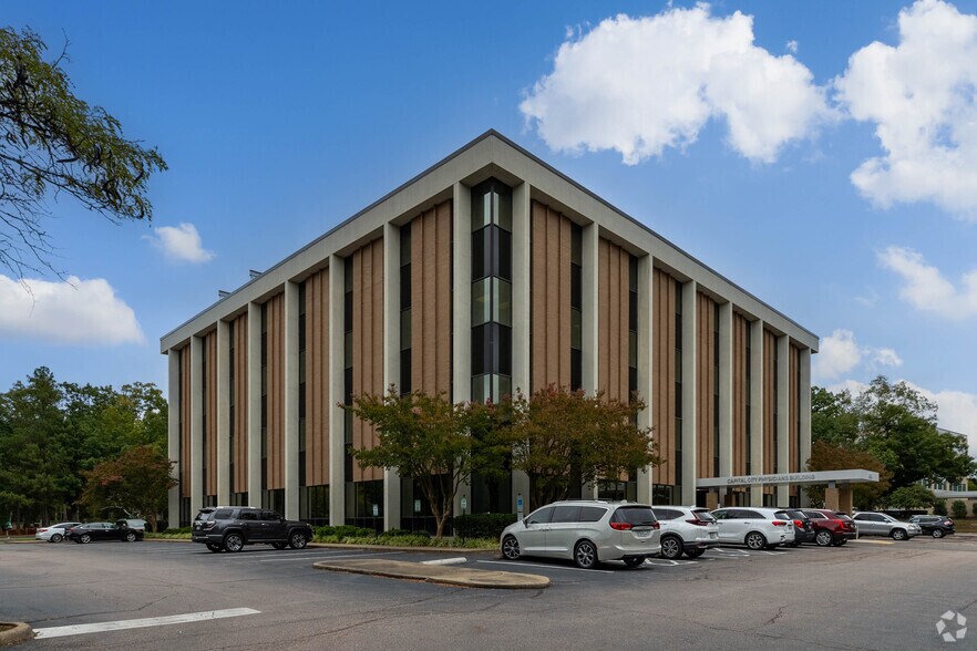 More Photos Of 8002 Discovery Dr, Richmond Medical For Lease