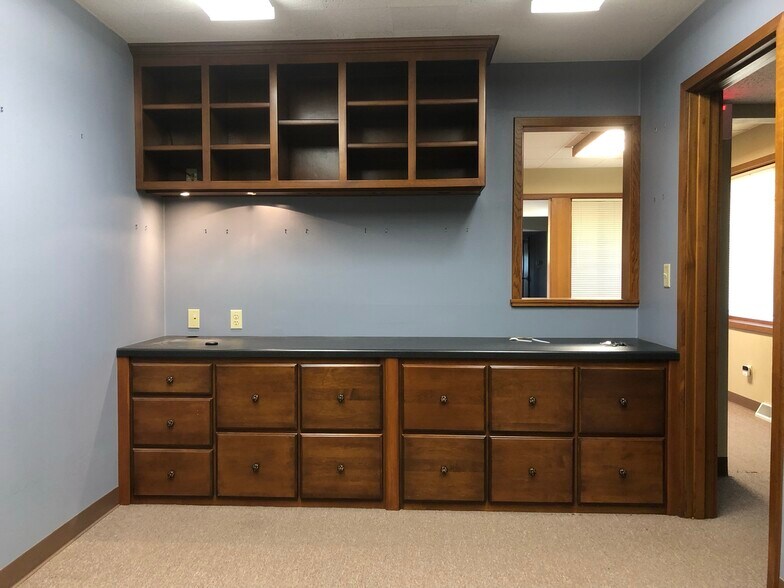 More Photos Of 1416 S Commercial St, Neenah Medical For Lease