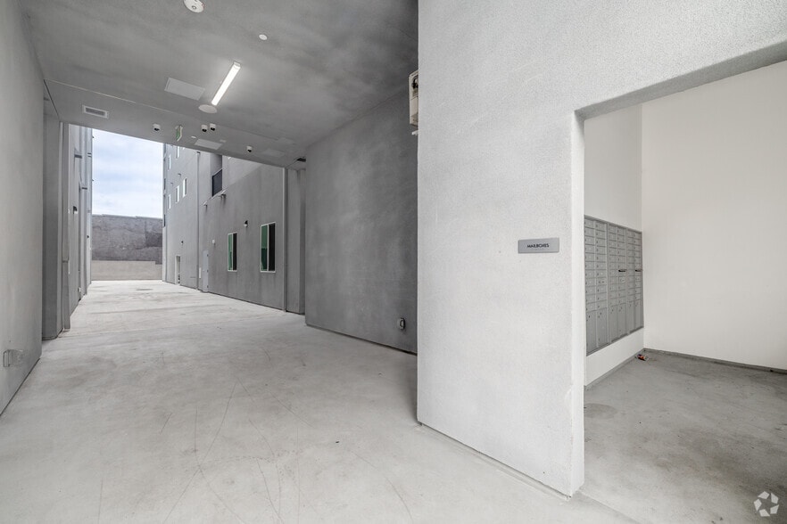 More Photos Of 300 W 60th St, Los Angeles Apartments For Sale