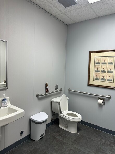 More Photos Of 7531 E Bartlett Corp Cv, Memphis Flex For Lease