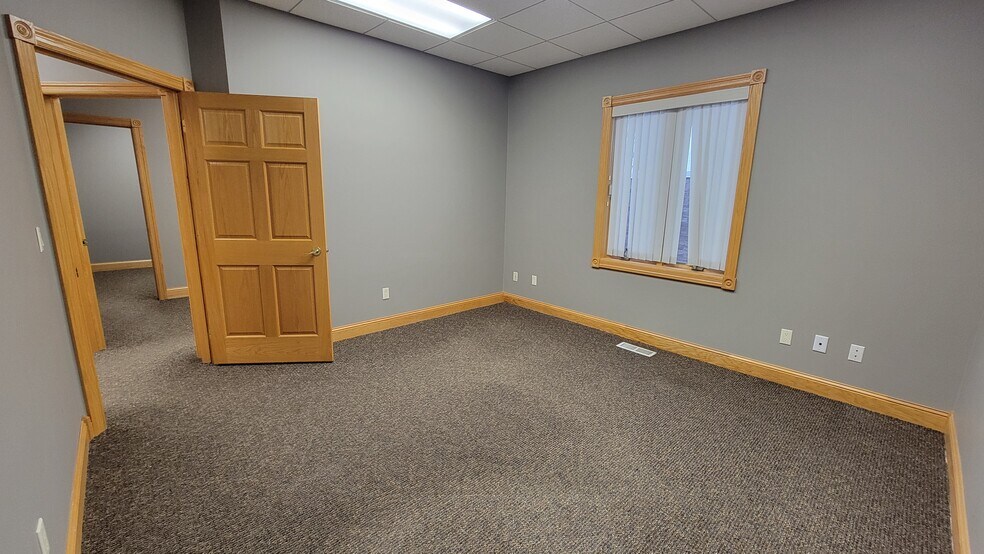 More Photos Of 1881 NW Station Parkway, Andover Office Residential For Lease