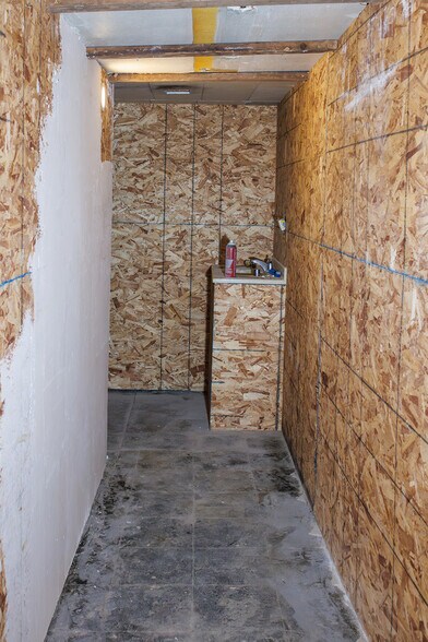 More Photos Of 719 Central Ave W, Hampton Flex For Lease