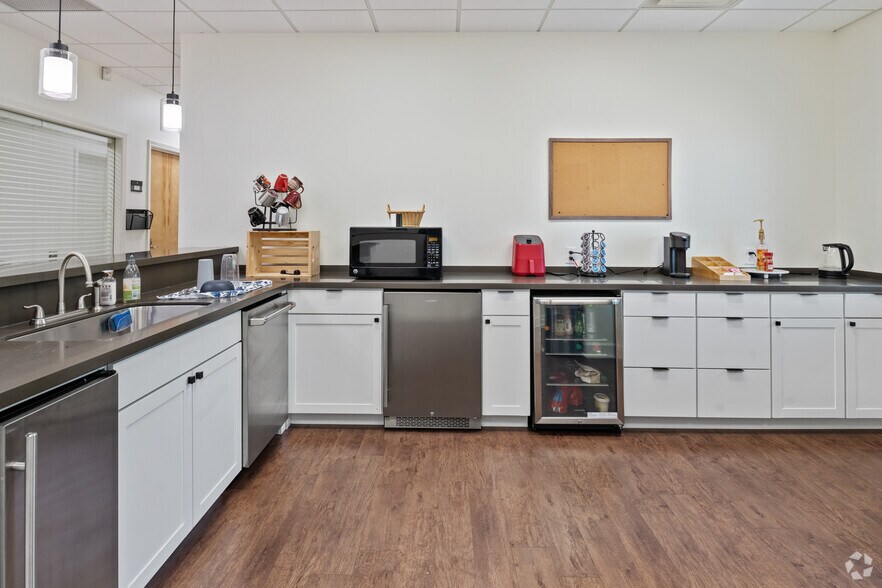 More Photos Of 2081 Columbiana Rd, Birmingham Coworking Space