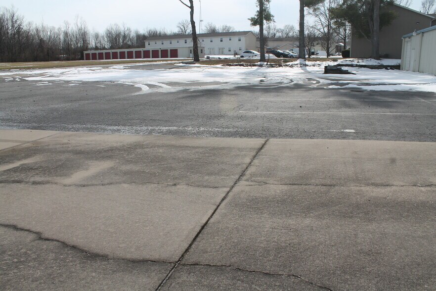 More Photos Of 2145 Sweets Dr, Carbondale Showroom For Sale