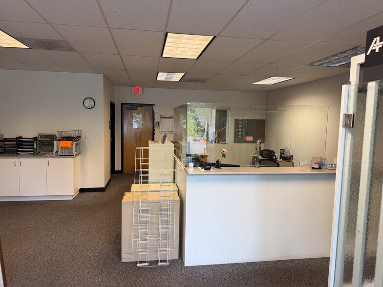 More Photos Of 6510 Rosewood St, Lake Oswego Warehouse For Lease