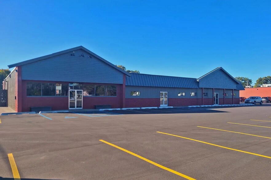More Photos Of 2037 E Laketon Ave, Muskegon Storefront For Lease