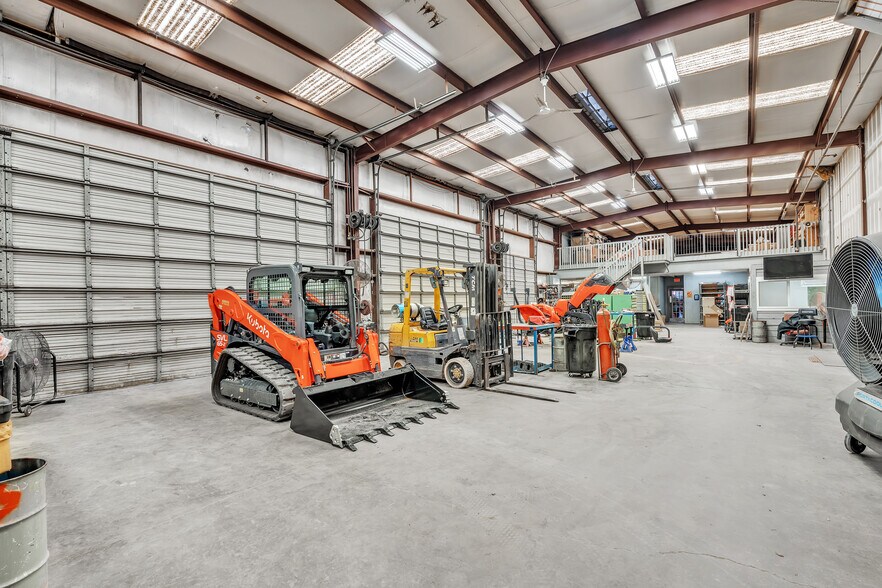 More Photos Of 1023 S Walton Walker Blvd, Irving Warehouse For Sale