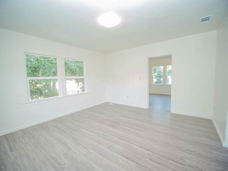 More Photos Of 2016-2018 16th St, Sacramento Storefront Retail Residential For Sale