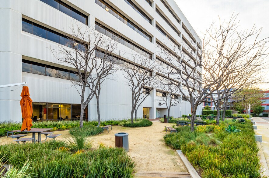 More Photos Of 201 E Sandpointe Ave, Santa Ana Office For Lease