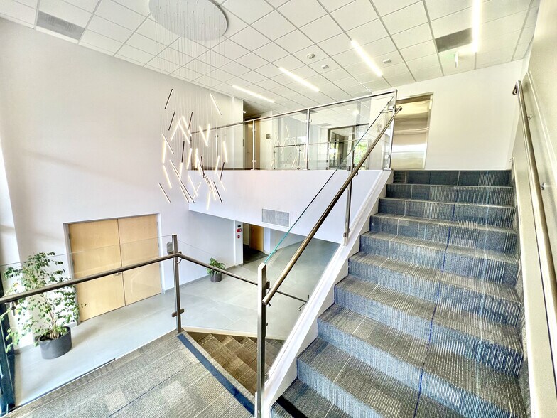 More Photos Of 2659 Townsgate Rd, Westlake Village Office For Lease