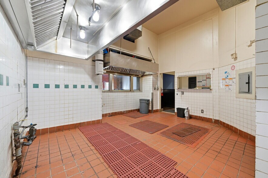 More Photos Of 1037 Valencia St, San Francisco General Retail For Lease