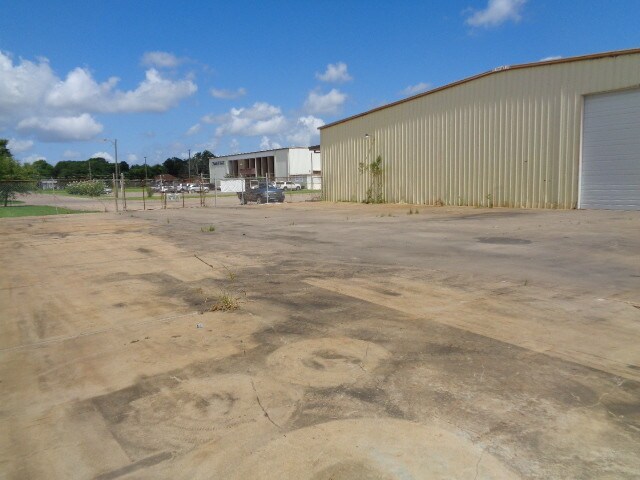 More Photos Of 903 Industrial St, Clute Unknown For Lease