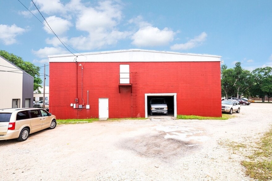 More Photos Of 1100 Water St, Kerrville Warehouse For Sale