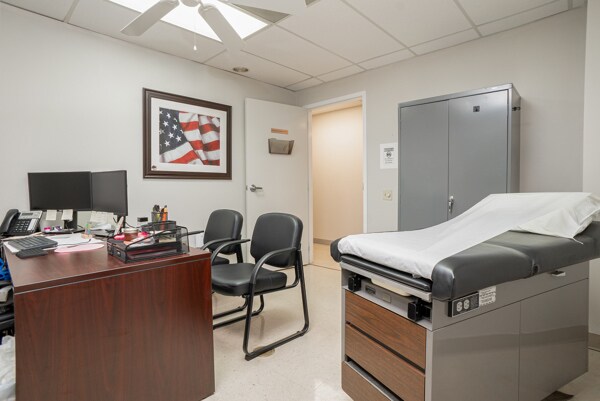 More Photos Of 2411-2413 Executive Plaza Rd, Pensacola Medical For Lease