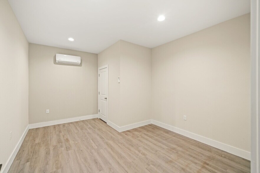 More Photos Of 1707 Bernie Ave, Rosenberg Office For Sale