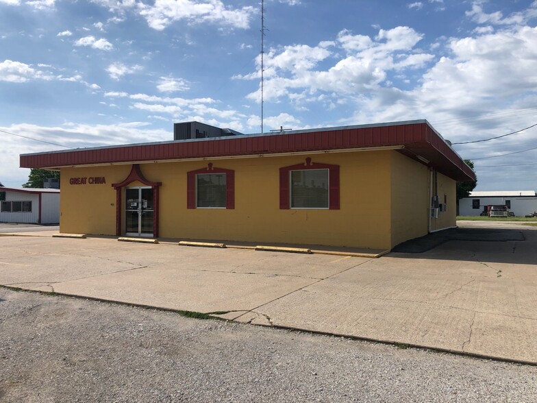 Primary Photo Of 2001 W Main St, Independence Restaurant For Sale