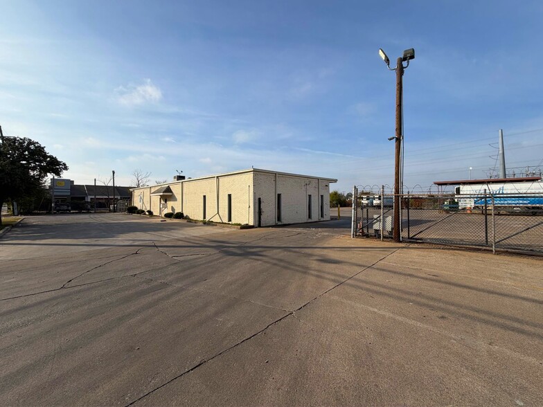 More Photos Of 11049 Shady Trl, Dallas Light Distribution For Lease