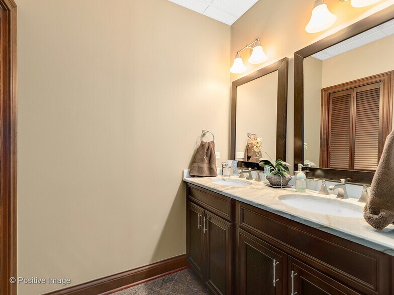 More Photos Of 1 TransAm Plaza Dr, Oakbrook Terrace Office For Sale