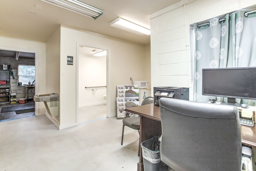 More Photos Of 5421 Stokes St, Milton Office For Sale